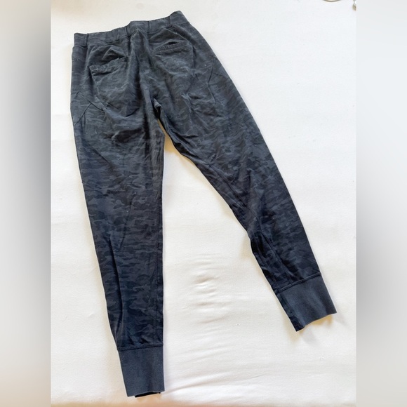 Alphalete Women's Essential Jogger - Black Camo Size Medium (M) - Picture 2 of 4
